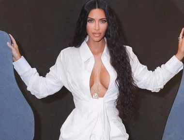 Η Κim Kardashian ποζάρει με τα πόδια ανοικτά και ξεπερνά το ένα εκατ. like μέσα σε 3 ώρες!